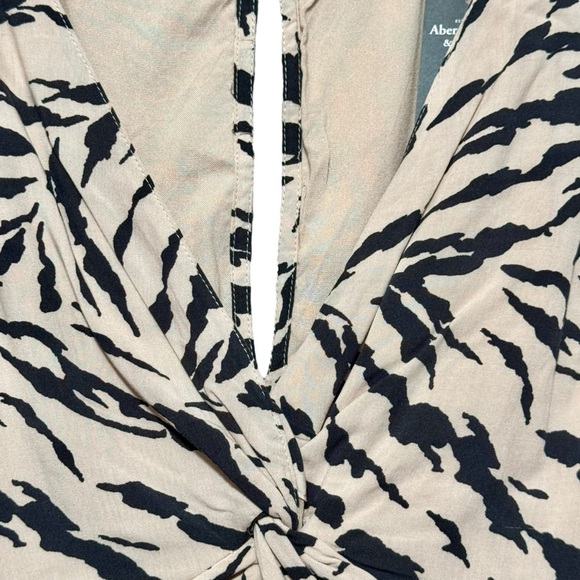 ABERCROMBIE & FITCH Animal Print Knot Front V-Neck Short Flare Sleeve Romper - Picture 3 of 10